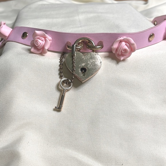 Pink Roses and Heart Lock Choker - Picture 2 of 2